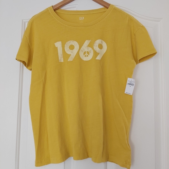 GAP Tops - NWT Gap T-Shirt